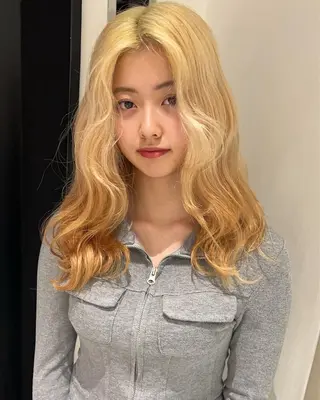 カラー ayaka. 梅田ハイトーン🥣のヘアスタイル