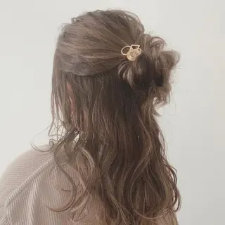 セミロング ヘアアレンジ NUMBER_ ユイナのヘアスタイル