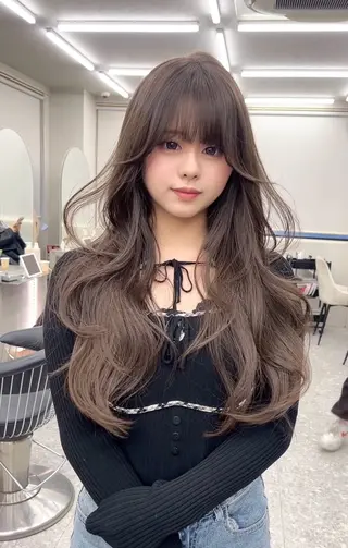 ロング カラー ヘアアレンジ ふみか🎀 ベージュカラーのヘアスタイル