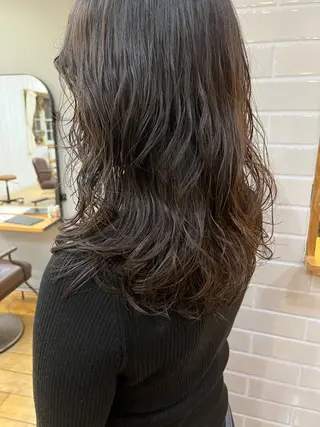 ミディアム パーマ pu+on. nailworks所属・fuyumi / ニュアンスネイルのネイルデザイン