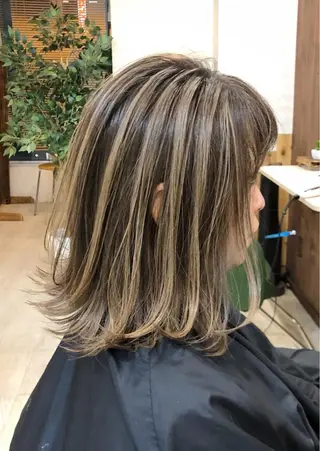 ミディアム 韓国レイヤー外国人風 透明感カラー髪質改善のヘアスタイル