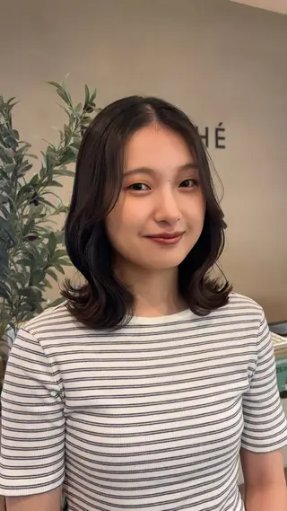 ミディアム 髙木琉菜 レイヤー／艶カラーのヘアスタイル