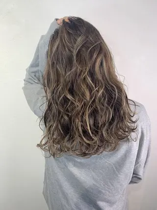 ロング アンダーバーホワイト 堺東店のヘアスタイル