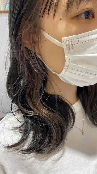 ミディアム カラー 小畑 杏実のヘアスタイル