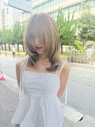 ミディアム Yuna/ブリーチ ベージュ ヘアセットのヘアスタイル