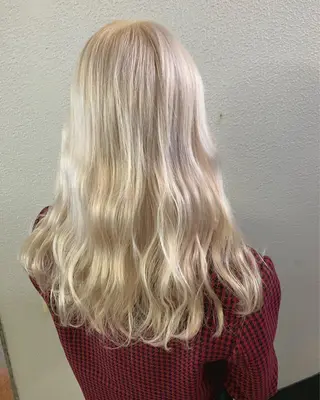 セミロング カラー ヤマグチ リョウのヘアスタイル