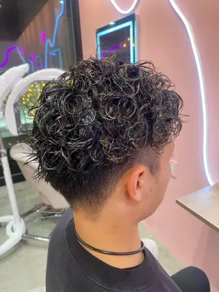パーマ メンズ 𝒀𝒖𝒓𝒊 ハイトーン/艶髪✨のヘアスタイル