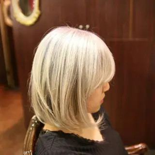 カラー ショート 艶髪✨ハイトーン ✨ホワイト✨北宗一郎のヘアスタイル