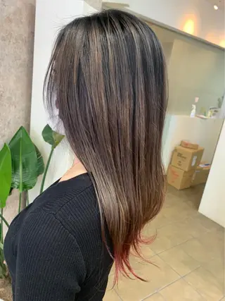 セミロング Ripps長居所属・メテオ ／ヘアカラー 西川菜実のヘアスタイル