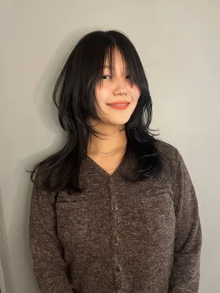ミディアム カラー Haco＋所属・ウルフ/レイヤー Miinaのヘアスタイル