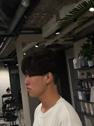 ショート パーマ メンズ 毛流れ特化愁斗 センターパートパーマのヘアスタイル