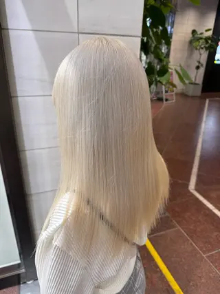 ミディアム カラー ヘアアレンジ ホワイトカラー/ ピンクベージュにったのヘアスタイル