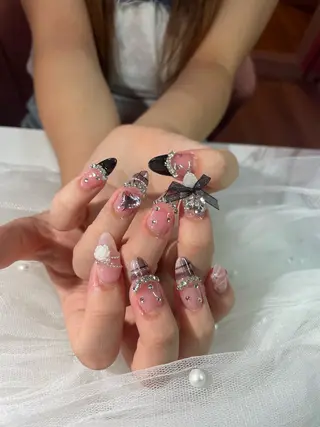 ネイル ロエ所属・Lowé いちごのネイルデザイン