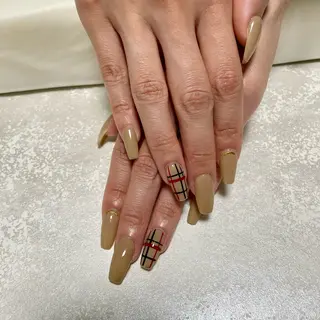 ネイル esNAIL新宿西口店所属・emi esNAILのネイルデザイン