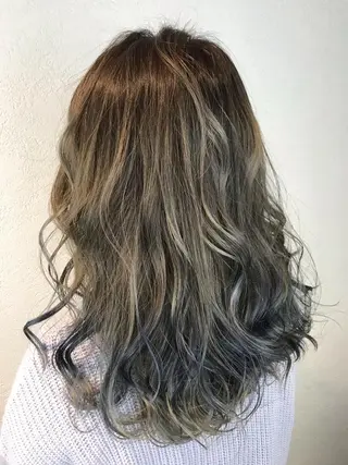 セミロング カラー デザインカラー🌈 高木リョウのヘアスタイル