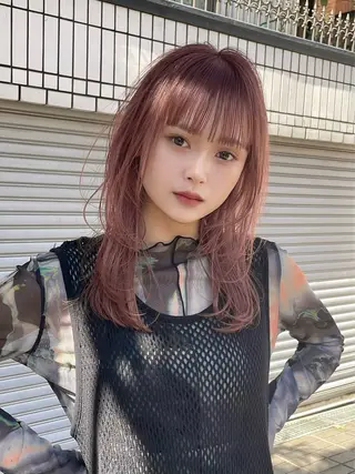 セミロング ⭐ハイトーンブリーチ ミルクティーピンクのヘアスタイル