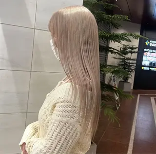 ロング カラー ホワイトカラー/ ピンクベージュにったのヘアスタイル