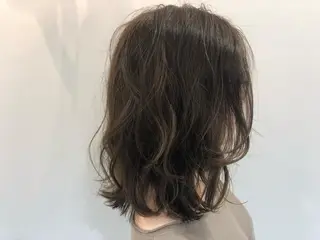 ミディアム カラー 辻本 夏子のヘアスタイル