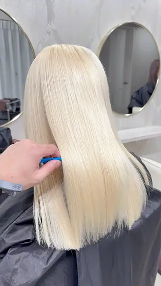 ロング 前髪カット🩶レイヤ ー🩶ハイトーン🩶のヘアスタイル