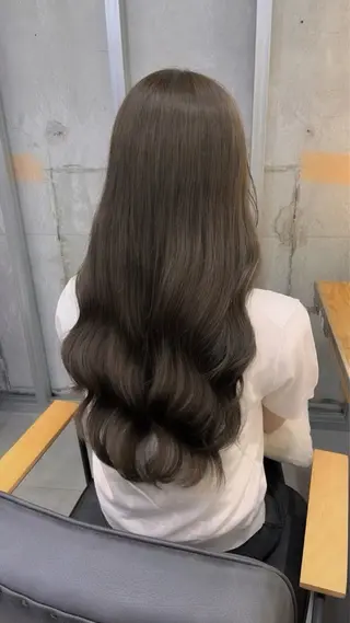 ロング 安田りっか /オリーブカラーのヘアスタイル