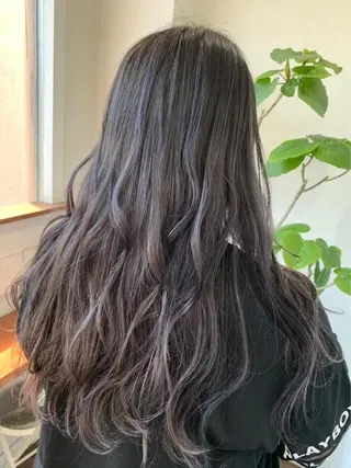 ロング カラー 塩崎 明菜のヘアスタイル