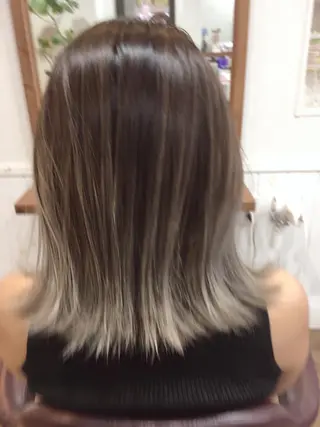 カラー 塩崎 明菜のヘアスタイル