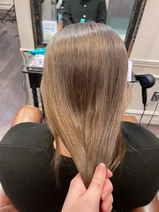 セミロング 小林 莉菜のヘアスタイル