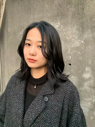 ミディアム 岡田 知佳のヘアスタイル