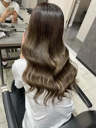 ロング カラー Kvell&Co.所属・ハイトーン カラーのヘアスタイル