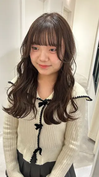 ロング カラー オリーブベージュ/ ブリーチなし透明感のヘアスタイル