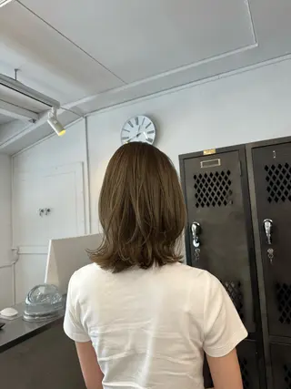 ミディアム INORI|艶カラ ー|フェイスレイヤーのヘアスタイル