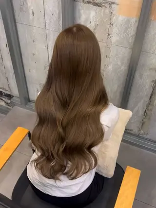 セミロング カラー パーマ 艶感ブラウン特化/ akiraのヘアスタイル