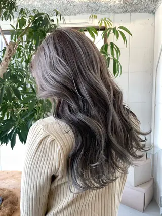 ロング ROZA germe所属・SHIO / ハイトーンカラーのヘアスタイル