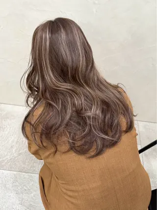 ロング カラー 尾形 日和のヘアスタイル