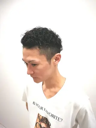 メンズ パーマ Aile所属・酸性ストレート／カラ ー/山下高明のヘアスタイル