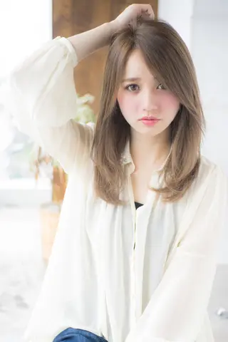 セミロング Soleriaソレリア所属・おしゃれ染めで白髪 ぼかし/山口玲緒奈のヘアスタイル