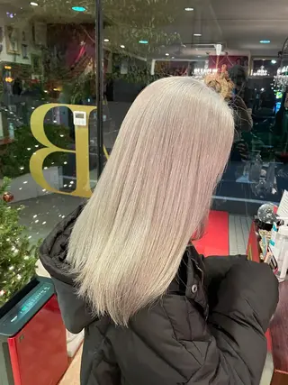 セミロング カラー 艶髪✨ハイトーン ✨ホワイト✨北宗一郎のヘアスタイル