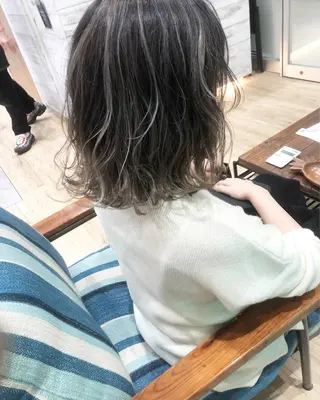 ミディアム カラー ブリーチカラーレイヤ ーカット🦋annaのヘアスタイル