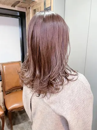 ミディアム カラー パーマ ネイル マツエク・マツパ アイブロウ Chic シックのヘアスタイル