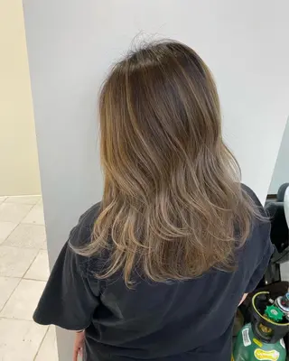 セミロング カラー 山本　尚輝 🐶ハイライト🐶のヘアスタイル