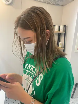 ミディアム カラー レイヤー　べージュ 白石研太のヘアスタイル