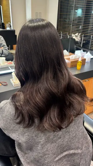 セミロング KAREN（ému） 伏見/パーマモデルのヘアスタイル