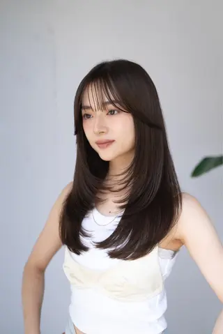 セミロング レイヤーカット/ 前髪顔周りカットのヘアスタイル