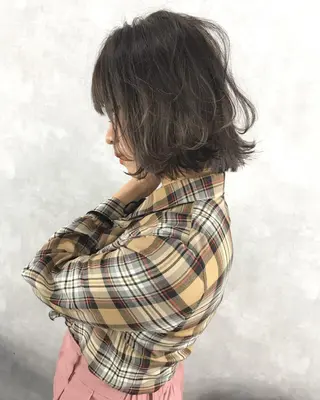 ミディアム カラー TOMOYAレイヤー ブリーチ縮毛矯正のヘアスタイル