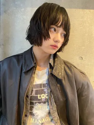 ショート カラー 室谷 侑奈のヘアスタイル