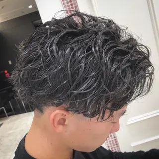 ショート パーマ メンズ 波巻きウェーブ 韓国風パーマ 纐纈のヘアスタイル