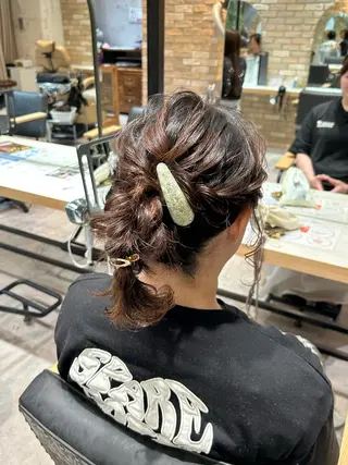 ミディアム ヘアアレンジ レイヤー/手書きネイ ルCOCORO 🎀のネイルデザイン