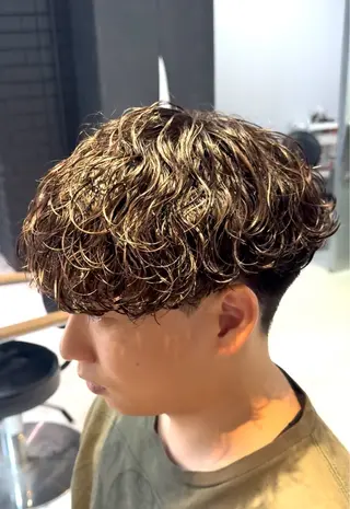 ショート パーマ メンズ men's salon gaudi 高槻店所属・波巻きパーマ/ 曲がる縮毛矯正/川岸のヘアスタイル