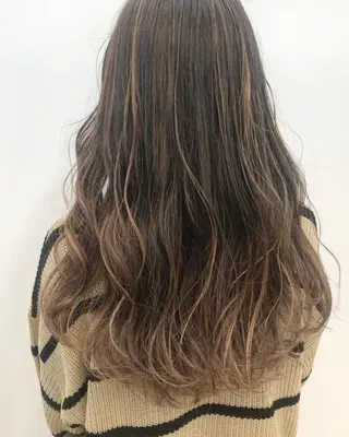 カラー ニシオカ タクヤのヘアスタイル