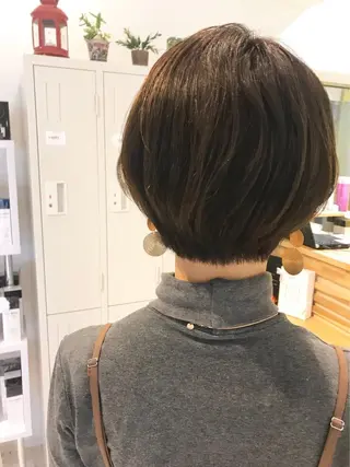 ショート esse大阪茶屋町店所属・レイヤーカット 新井田陽寿のヘアスタイル
